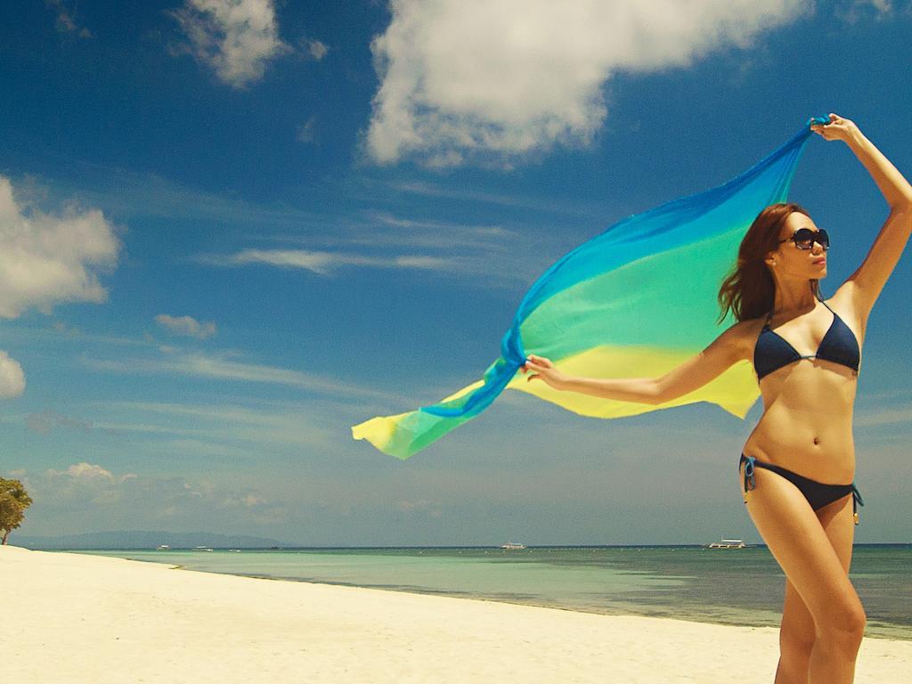 Oceanica Resort Panglao, Bohol Exteriör bild A woman wearing a sarong